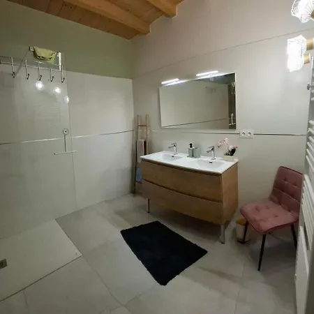 Maison De Village Nyaraló *